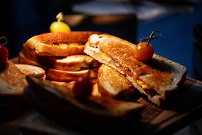 Delta Hotels by Marriott Edmonton Centre Suites