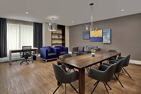 Delta Hotels by Marriott Edmonton Centre Suites