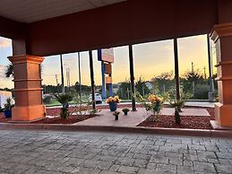 HomeTown Inn & Suites