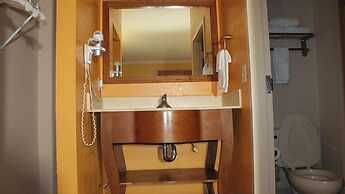 HomeTown Inn & Suites