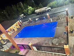 HomeTown Inn & Suites