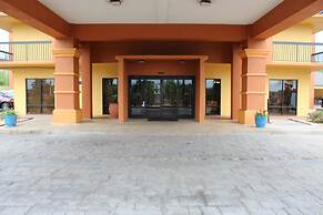 HomeTown Inn & Suites