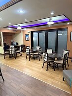 HomeTown Inn & Suites