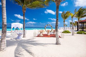 Wyndham Alltra Cancun All Inclusive Resort