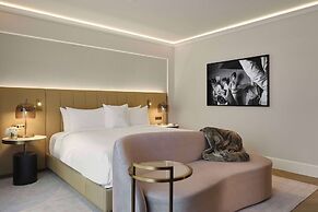 Vogue Hotel Montreal Downtown, Curio Collection by Hilton