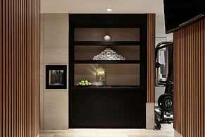 Vogue Hotel Montreal Downtown, Curio Collection by Hilton