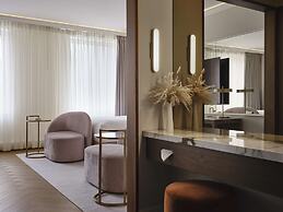 Vogue Hotel Montreal Downtown, Curio Collection by Hilton