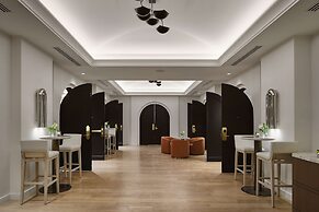 Vogue Hotel Montreal Downtown, Curio Collection by Hilton
