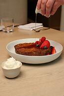 Vogue Hotel Montreal Downtown, Curio Collection by Hilton