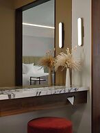 Vogue Hotel Montreal Downtown, Curio Collection by Hilton