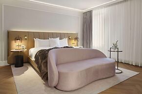 Vogue Hotel Montreal Downtown, Curio Collection by Hilton