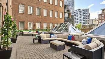 Vogue Hotel Montreal Downtown, Curio Collection by Hilton