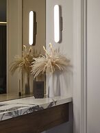 Vogue Hotel Montreal Downtown, Curio Collection by Hilton