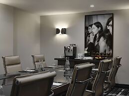Vogue Hotel Montreal Downtown, Curio Collection by Hilton