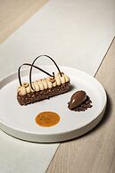 Vogue Hotel Montreal Downtown, Curio Collection by Hilton