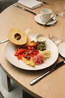 Vogue Hotel Montreal Downtown, Curio Collection by Hilton