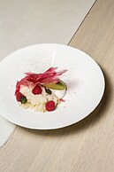 Vogue Hotel Montreal Downtown, Curio Collection by Hilton