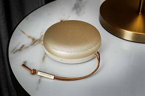 Vogue Hotel Montreal Downtown, Curio Collection by Hilton