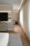 Vogue Hotel Montreal Downtown, Curio Collection by Hilton