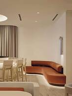 Vogue Hotel Montreal Downtown, Curio Collection by Hilton