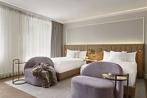 Vogue Hotel Montreal Downtown, Curio Collection by Hilton