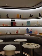 Vogue Hotel Montreal Downtown, Curio Collection by Hilton