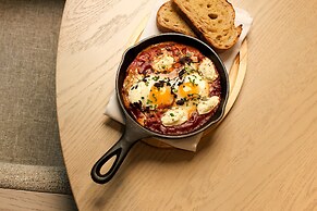 Vogue Hotel Montreal Downtown, Curio Collection by Hilton