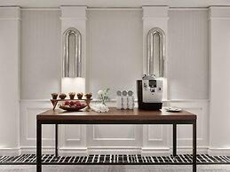 Vogue Hotel Montreal Downtown, Curio Collection by Hilton