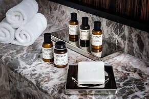 Vogue Hotel Montreal Downtown, Curio Collection by Hilton