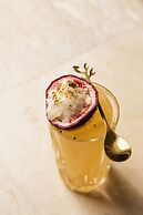 Vogue Hotel Montreal Downtown, Curio Collection by Hilton