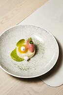 Vogue Hotel Montreal Downtown, Curio Collection by Hilton