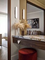 Vogue Hotel Montreal Downtown, Curio Collection by Hilton