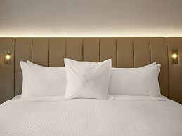 Vogue Hotel Montreal Downtown, Curio Collection by Hilton