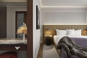 Vogue Hotel Montreal Downtown, Curio Collection by Hilton
