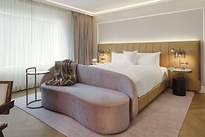 Vogue Hotel Montreal Downtown, Curio Collection by Hilton