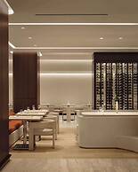 Vogue Hotel Montreal Downtown, Curio Collection by Hilton