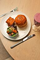 Vogue Hotel Montreal Downtown, Curio Collection by Hilton