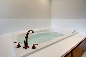 Holiday Inn Express & Suites Aurora - Naperville by IHG