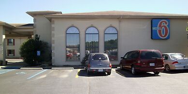 Motel 6 Hannibal, MO