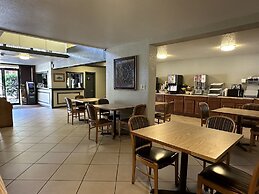 Days Inn & Suites by Wyndham Downtown Gatlinburg Parkway