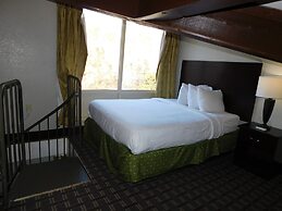 Days Inn & Suites by Wyndham Downtown Gatlinburg Parkway