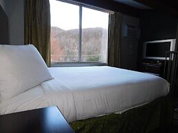 Days Inn & Suites by Wyndham Downtown Gatlinburg Parkway