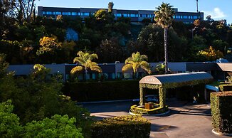 Luxe Sunset Boulevard Hotel