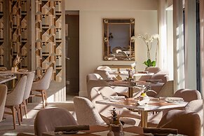 Luxe Sunset Boulevard Hotel