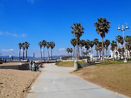 Luxe Sunset Boulevard Hotel