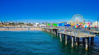 Luxe Sunset Boulevard Hotel