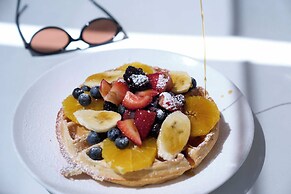 Luxe Sunset Boulevard Hotel