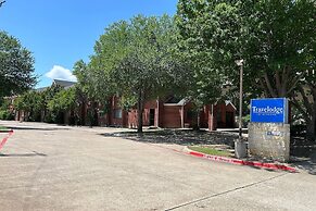 Travelodge by Wyndham Arlington/Dallas Area