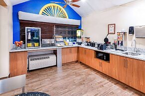 Days Inn & Suites by Wyndham Greeley