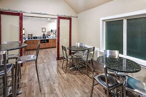 Days Inn & Suites by Wyndham Greeley